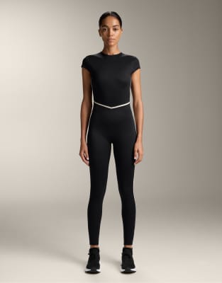 OYSHO - Perfect Adapt - Jumpsuit in Schwarz mit seitlichen Zierstreifen