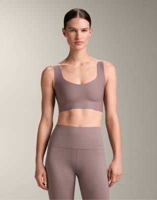 OYSHO Perfect-adapt medium-support sports bra with cups in lilac-Purple