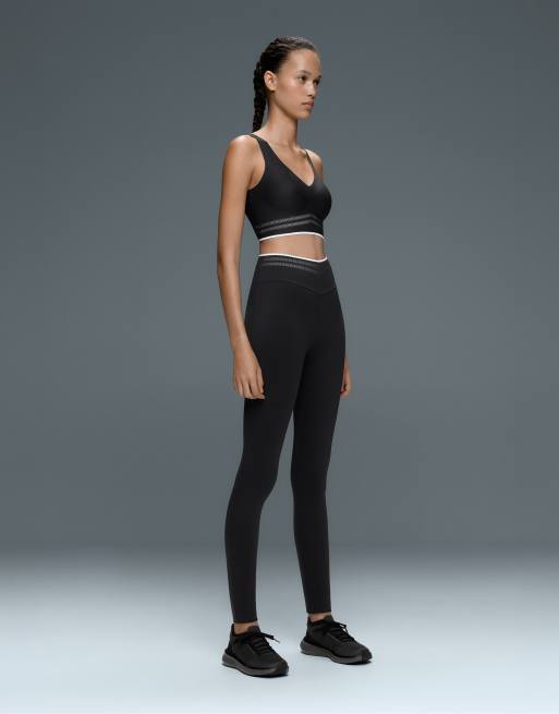 OYSHO Perfect-adapt medium-support sports bra with piping in black, 2 of 4