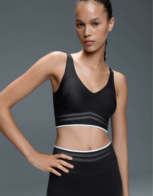 OYSHO Perfect-adapt medium-support sports bra with piping in black, 3 of 4