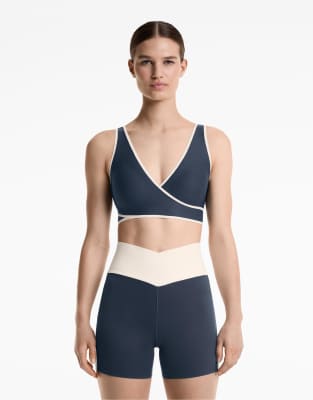 Oysho - Perfect-Adapt - Sport-BH in Mitternachtsblau mit mittlerer Stützfunktion und überkreuztem Design