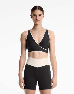 Oysho - Perfect-Adapt - Sport-BH in Schwarz mit mittlerer Stützfunktion und überkreuztem Design