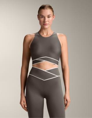 OYSHO - Perfect-Adapt - Tanktop in Schwarz mit überkreuztem Unterbrustband