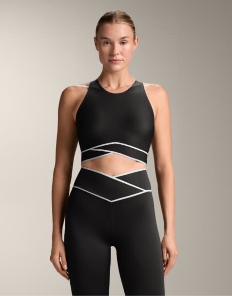 OYSHO – Perfect-Adapt – Tanktop in Schwarz mit überkreuztem Unterbrustband - view 1