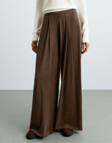OYSHO Pleated wide knit trousers in brown - view 1