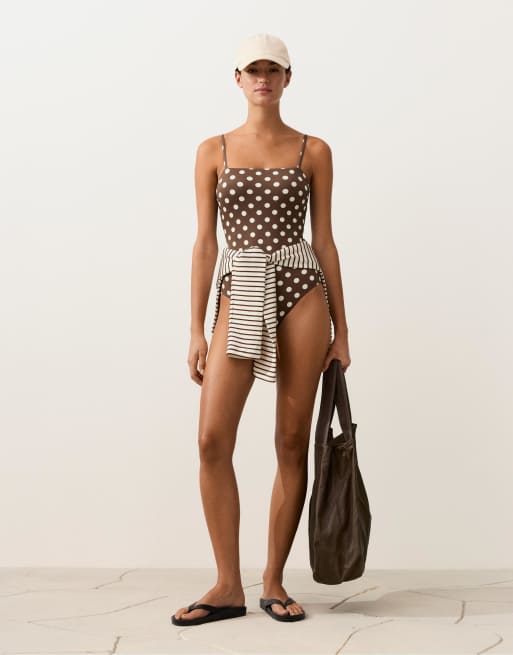 OYSHO Polka dot piqué bandeau swimsuit in dark brown, 2 of 4