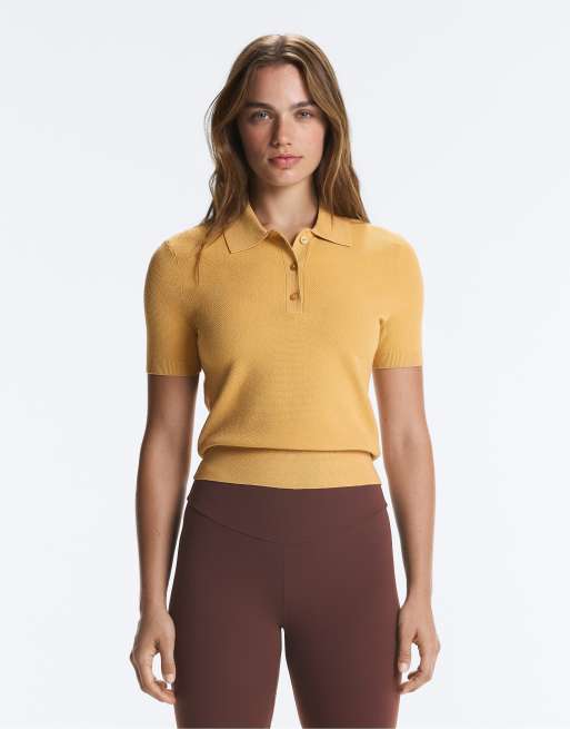 OYSHO polo in maglia a maniche corte con bottoni color ocra