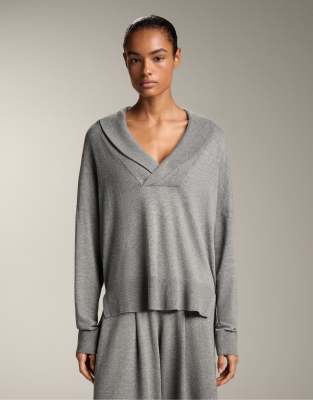 OYSHO - Pullover in grau meliert mit V-Ausschnitt und Revers