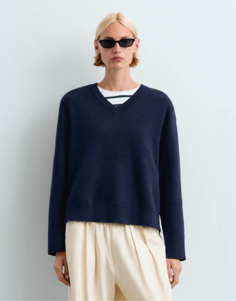 OYSHO Pullover mit Baumwollmix und V-Ausschnitt in Marineblau - view 1