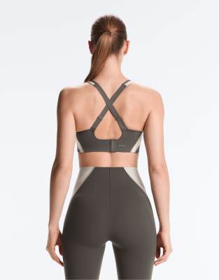 OYSHO - Reflektierender Sport-BH in Kohlebraun mit Kompressionsfunktion und starker Stützfunktion-Grau