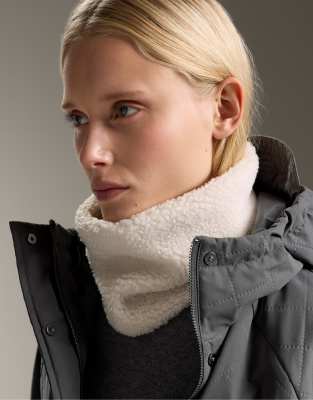 OYSHO - Rundschal aus Lammfellimitat in Ecru-Neutral