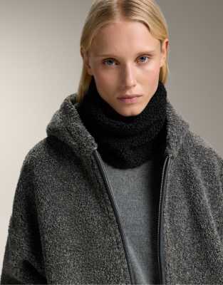 OYSHO - Rundschal aus Lammfellimitat in Schwarz