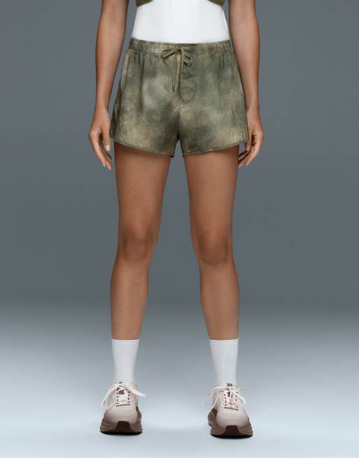 OYSHO short technique imprimé 2-en-1 taille mi-haute en kaki militaire, 2 de 7