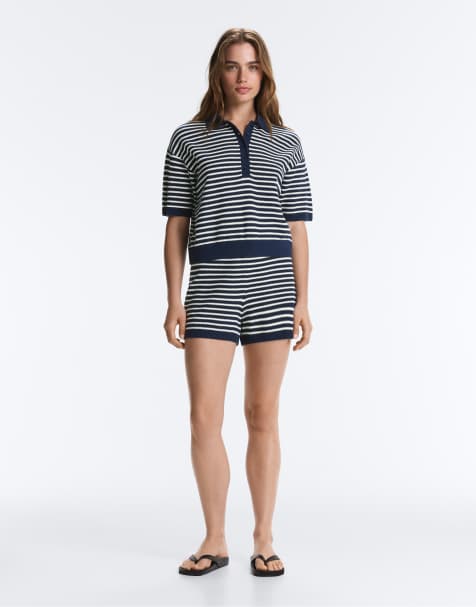 OYSHO – Shorts in Marineblau mit Streifen und Gürtel aus 100% Baumwollstrick - view 1