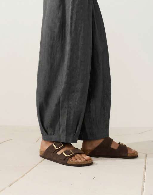 Oysho - Sliders in pelle marroni con fibbie, 2 di 4
