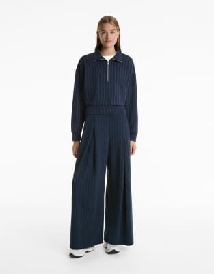 OYSHO - Soft-Touch-Hose aus Modal in Marineblau mit Streifen, weitem Bein und Bundfalten vorne