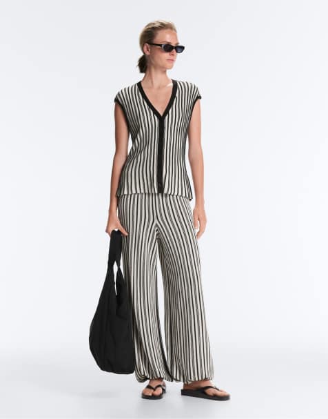 OYSHO - Sort strikket vest med V-hals og striber - view 1