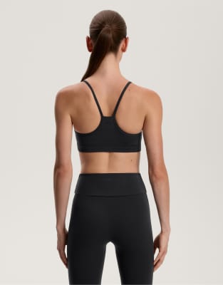 Oysho - Sport-BH aus Comfortlux in Schwarz mit integrierten Cups und leichter Stützfunktion