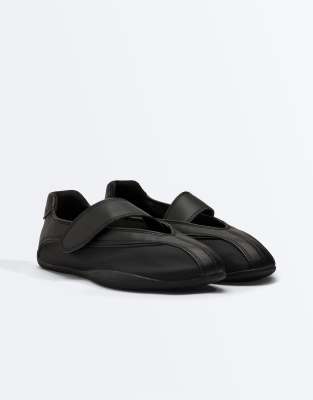 OYSHO - Sportliche Ballerinas in Schwarz