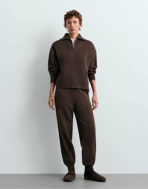 OYSHO stickade joggingbyxor med ribb i brunt, 2 av 4