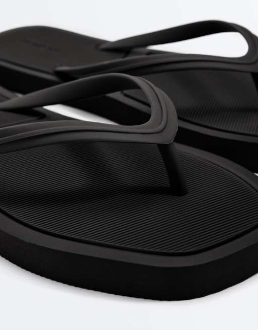 OYSHO – Strand-Sandalen in Schwarz mit Prägung, 5 von 6