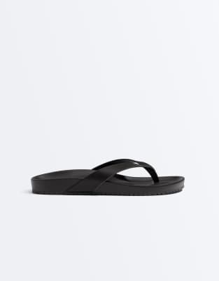  Strappy flat sandal 