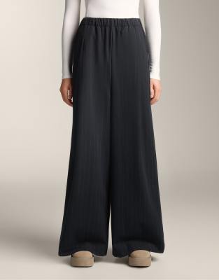 OYSHO - Strukturierte Hose in Marineblau mit weitem Bein und Nadelstreifen