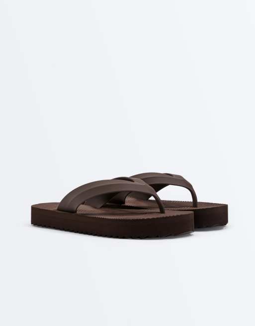 OYSHO – Strukturierte Strandsandalen in Braun mit Plateausohle, 2 von 4