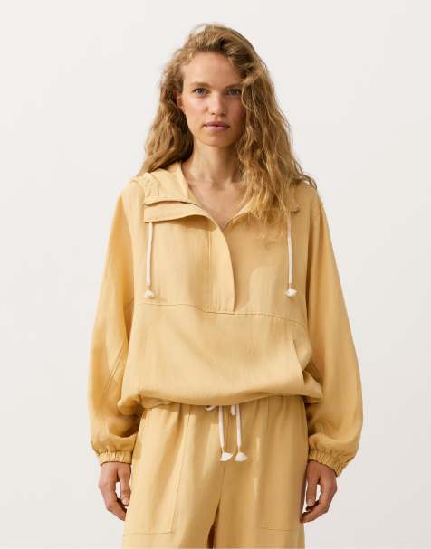 OYSHO – Sweatshirt aus Lyocell mit 24% Leinenanteil in Gelb mit kurzem Reißverschluss und Tasche vorne - view 1
