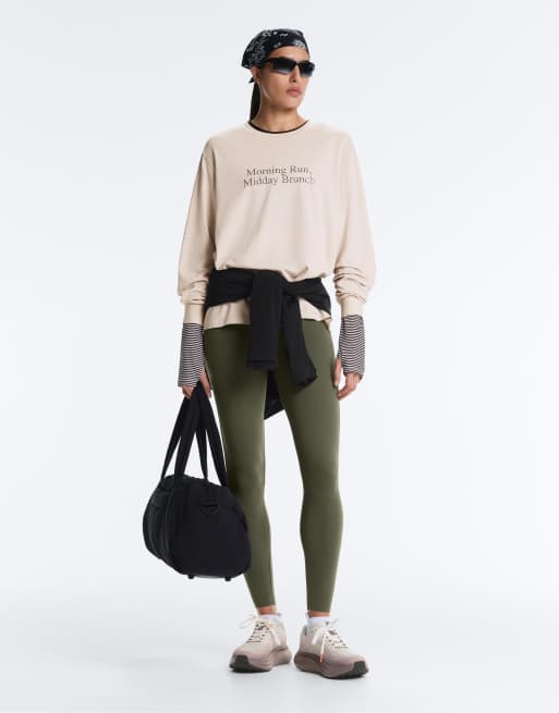 OYSHO - T-shirt a maniche lunghe in misto cotone color sabbia con scritta, 2 di 4