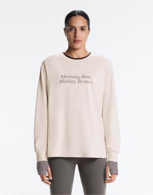 OYSHO - T-shirt a maniche lunghe in misto cotone color sabbia con scritta, 3 di 4