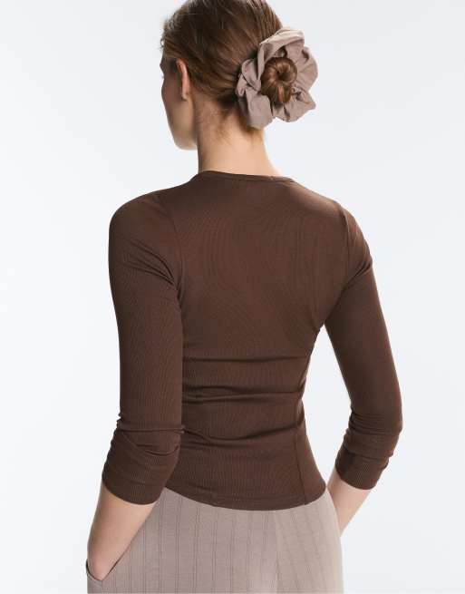 OYSHO - T-shirt a maniche lunghe marrone scuro a coste in cotone e modal, 3 di 4