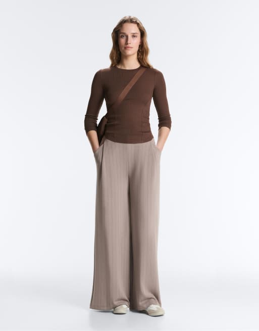 OYSHO - T-shirt a maniche lunghe marrone scuro a coste in cotone e modal, 4 di 4
