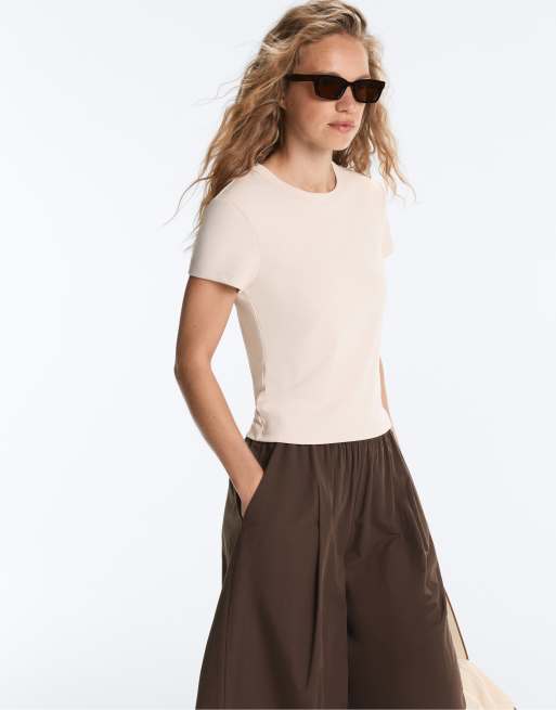 OYSHO - T-shirt aderente a maniche corte a coste in misto modal color sabbia