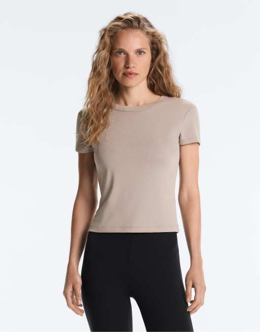 OYSHO - T-shirt aderente a maniche corte a coste in modal color visone medio