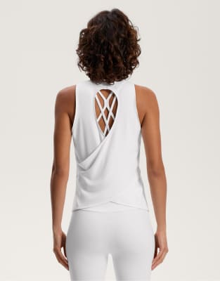 Oysho - T-Shirt aus Comfortlux in Weiß mit überkreuztem Design am Rücken