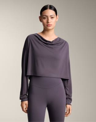 OYSHO - T-Shirt aus Modal in dunkler Aubergine mit drapiertem Ausschnitt-Lila