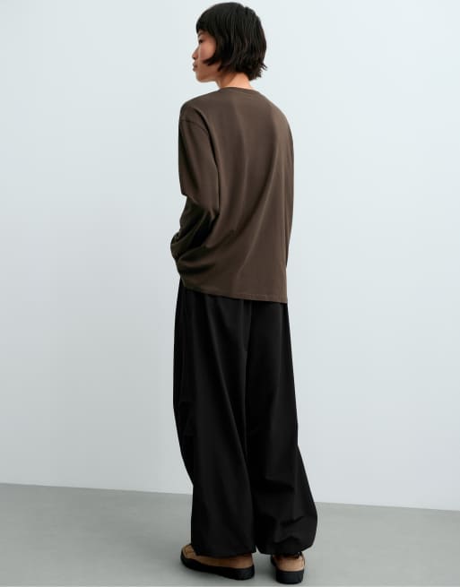 OYSHO t-shirt oversize a maniche lunghe marrone, 4 di 5