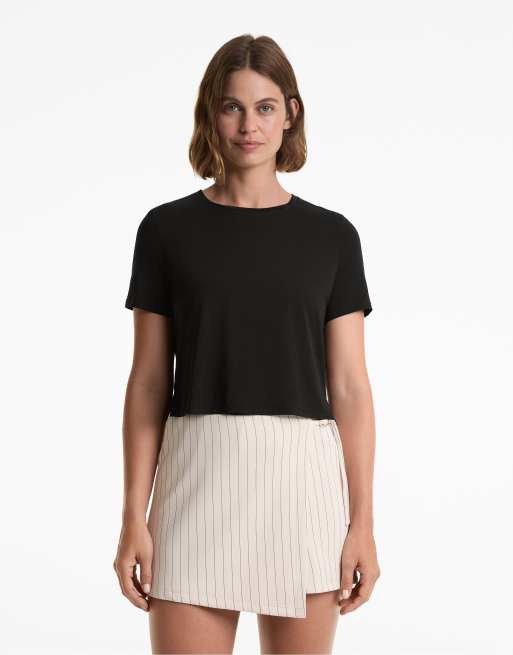 OYSHO - T-shirt taglio corto a maniche corte in misto lyocell nera