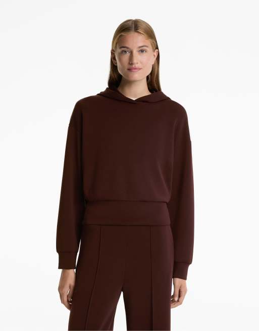 OYSHO – Tailliertes Cropped-Sweatshirt aus weichem Modal in Braun mit Kapuze