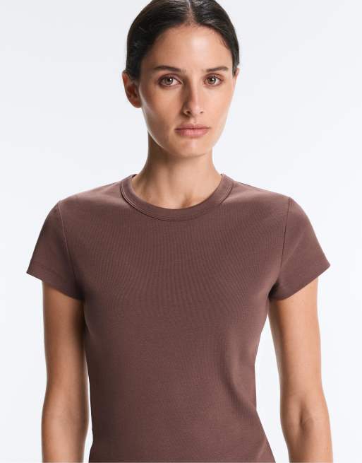 OYSHO – Tailliertes, geripptes T-Shirt aus Baumwollmix in Braun, 3 von 4