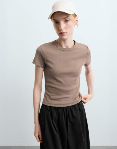 OYSHO – Tailliertes, geripptes T-Shirt aus Baumwollmix in Braun - view 1