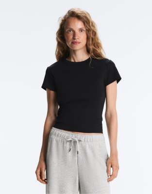 OYSHO - Tailliertes, geripptes T-Shirt aus Baumwollmix in Schwarz