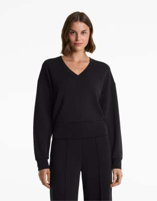 OYSHO - Tailliertes Sweatshirt in Schwarz aus weichem Modal mit V-Ausschnitt