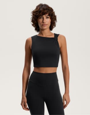 Oysho - Tanktop aus Comfortlux in Schwarz mit asymmetrischem Design und verdrehtem Träger