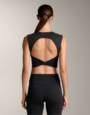 OYSHO - Tanktop aus Comfortlux in Schwarz mit Rückenausschnitt und verdrehtem Detail