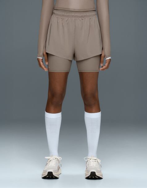 OYSHO technische 2-in-1-Shorts mit mittlerer Leibhöhe in Braun - view 1