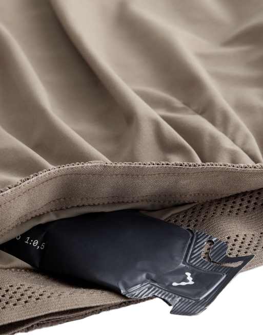 OYSHO tekniske shorts med mellemhøj talje 2-i-1 i brun, 5 af 7