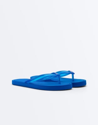  Textured beach sandals 