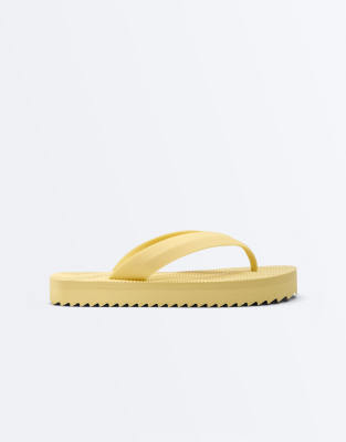  Textured platform beach sandal 